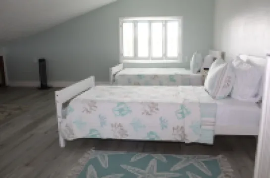 Spacious 3 bedroom home in Plantation key with 30 foot dock