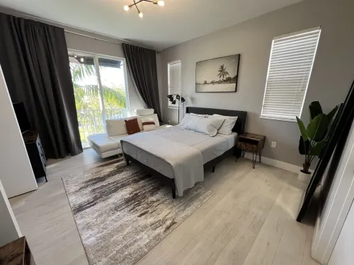 New Modern Townhome! 8 min to DT Las Olas & Beach!