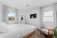 Lake & Lounge - Mid Century - Cozy 3 beds - Walk to Town, Putting Green, Pets