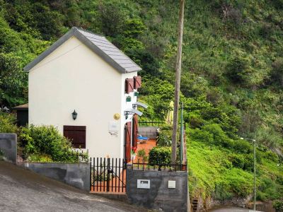 Whale's lodge - rustic villa on a hillside in Porto Moniz