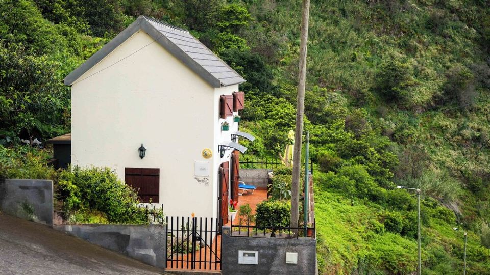 Whale's lodge - rustic villa on a hillside in Porto Moniz