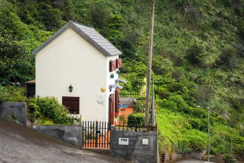 Whale's lodge - rustic villa on a hillside in Porto Moniz