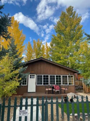 Historic 2.5-bedroom cabin w/sleeping porch