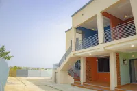 Modern 2-bedroom apartment with WiFi, AC in lovely Accra-Winneba Road,Blue Rose  호텔