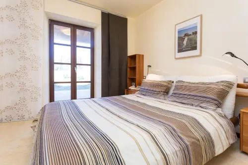 Appartamento con due Camere da Letto e Grande Veranda sul Giardino