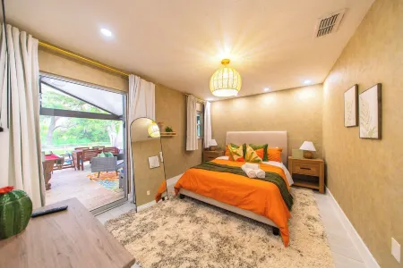 Spacious Sleeps 14-Near SRQ, AMI, Beaches-Game Room-Jacuzzi-Outdoor Fun-Bunk Bed