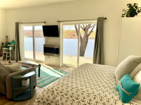 Bliss Shores: Sunset Studio Suite - Waterfront with Wraparound Deck