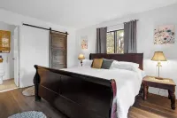 Top-Rated Treehouse Retreat with Hot Tub & Mountain Views, Pet Friendly - 2-نجوم