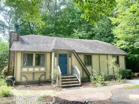 4-bedroom chalet in lovely Ocean Pines with WiFi, AC