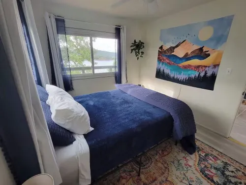 Cozy Cottage: Panoramic Lake Views, WiFi, Deck