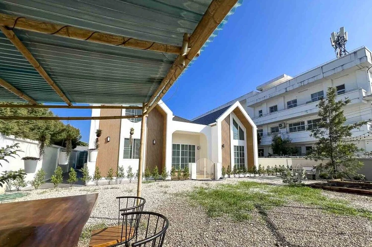 รูปภาพของScandinavian Minimal Home w/ Garden. Outside Dining and Chickens