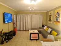 The Retreat, Midrand: - Cozy 2Bed 2Bath Unit. Clean and Family friendly house