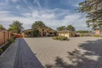 Spacious 4300 sq ft Bay Escape – On Golf Course & Near to Beach and Trials