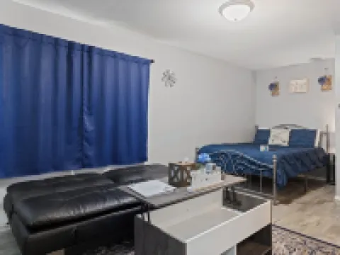 Rustic Spacious Studio/Aurora area/Sleeps 2/Pet Friendly/FREE WI-FI & Parking 奧羅拉酒店