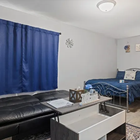 Rustic Spacious Studio/Aurora area/Sleeps 2/Pet Friendly/FREE WI-FI & Parking