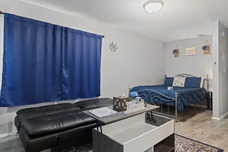 Rustic Spacious Studio/Aurora area/Sleeps 2/Pet Friendly/FREE WI-FI & Parking