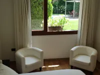 Independent lodging with exit to the garden.  Close to airport, subway and train.