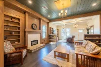 The Vandeveer, Stunning Craftsman Estate in Historic Downtown Burnet Hotels in Burnet
