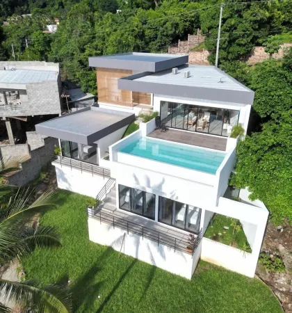 Luxury 3-bedroom house with WiFi and AC in Tamanique Отели в г. Atami