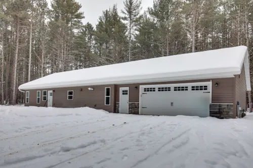 Mins to Woodruff Lakes: Pet-Friendly Cabin! - WiFi