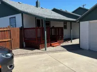Brilliant 4-bedroom house with AC in Arvada! Family and Pet friendly, Hotels in Arvada