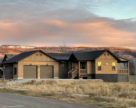 Newly Built 4 Bedroom House Centrally located in the Heart of Teton Valley Hotels in Driggs