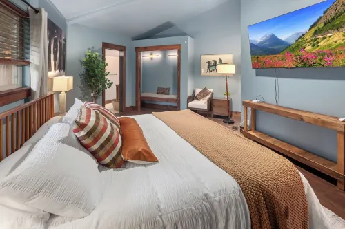 Glacier Gateway Lodge - Luxury 6BR Glacier NP with River Views - FULLY LOADED! Hotels in Hungry Horse