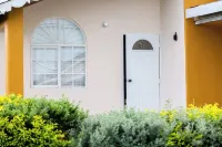 Charming gated 2-bedroom house with WiFi, AC,  and spacious yard Hotels in Old Harbour