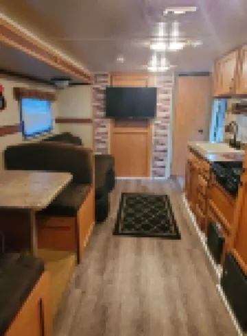 Camper sleeps 6 Nestled in a Wooded Area. Pet Friendly, Fire Pit, spacious 雷克斯酒店