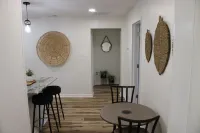 Delightful 2-bedroom house with AC in charming Easley 이슬리 호텔