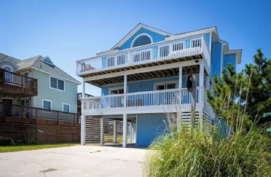 1 min private beach walk. Stylishly renovated with beach views! Hot tub & pool!