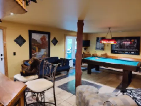 'BEARADISE CHALET' UNIQUE Secluded Retreat Estate (WHO'LD GUESS IT'S IN TOWN