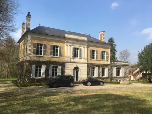 Berry manor house, swimming pool and tennis court