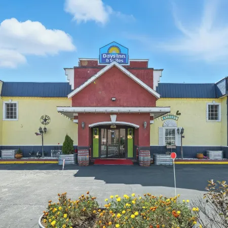 Days Inn & Suites by Wyndham Terre Haute