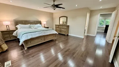 Massive Luxury Retreat w/Gym, Sauna & Games & More Hotel in zona Port Credit Library