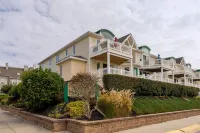 Private Balcony and Communal Pool - Stylish Ocean View Condo