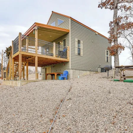 Covered Porch & Fire Pit: Cabin in Richland