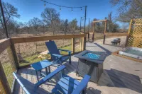 Waylon-Hot Tub and Fire Table! Hotels in Fredericksburg