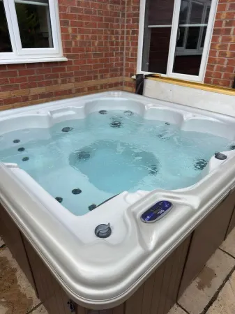 Sleeps 10 Large 5 Bed House in Village Location with Garden & Driveway!