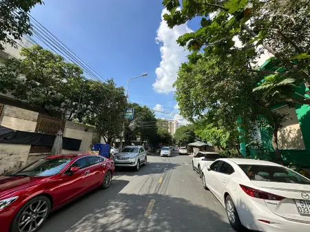 Nhà nghỉ Hoa Quỳnh Отели рядом с достопримечательностью «Nhà thờ Phêro-Gx Tân mai»