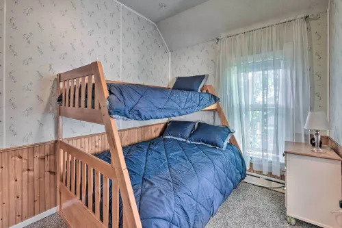 'Blue Haven' Watertown Retreat by Crow River! - parking
