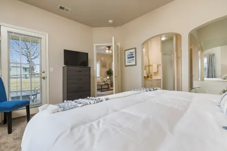 5 Minutes from Landing! 2 Bedroom 2 Bath w/Jacuzzi - Sleeps 6