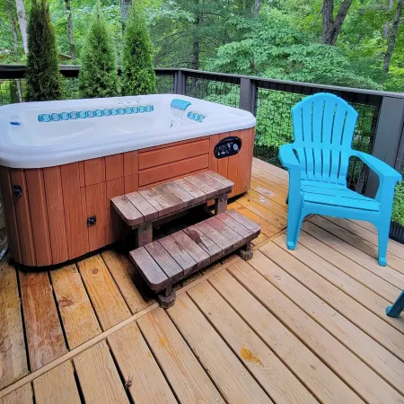 Unwind Fireside: Serene Murphy Escape w/ Hot Tub!