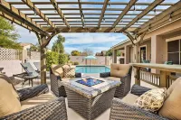 Family Home w/ Pool, BBQ & Fire Pit in Goodyear - Homestays