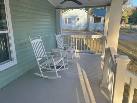 All New Deland Den 4BR, pool, blocks fr Stetson & Downtown Отели рядом с достопримечательностью «Мелчинг Филд эт Конрад Парк»