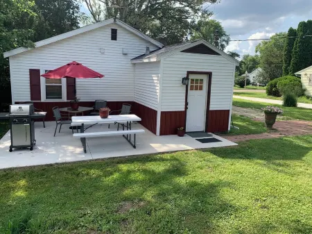 Cottage11: 2 Bedroom, Laundry, RV Parking. Downtown & MSU. Park at your Door. Отели рядом с достопримечательностью «Christ Temple Church of Lansing»