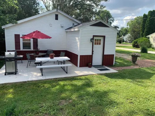 Cottage11: 2 Bedroom, Laundry, RV Parking. Downtown & MSU. Park at your Door.