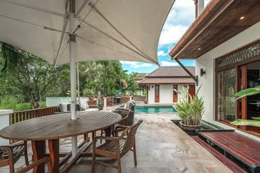 รูปภาพของพูลวิลล่า 5 ห้องนอนสไตล์ทรอปิคอล และสวน วี45