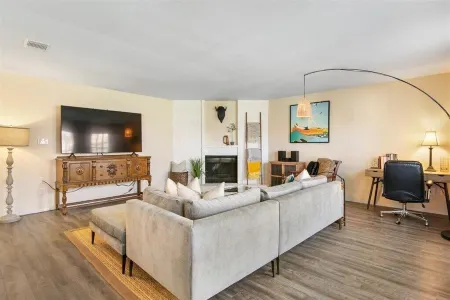 City Haus: Stylish home with King and Wifi 5 minutes to Q2 Stadium, Domain Отели рядом с достопримечательностью «Microelectronics Research Center Department of Electrical and Computer Engineering»