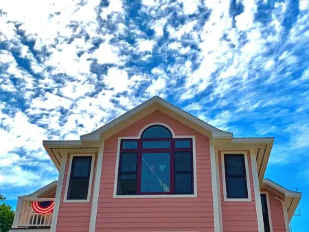 Mackinac Island Condo MONTHLY RENTAL ONLY Condo has Great Lakes & Main St. views Отели рядом с достопримечательностью «Мост Макинак»